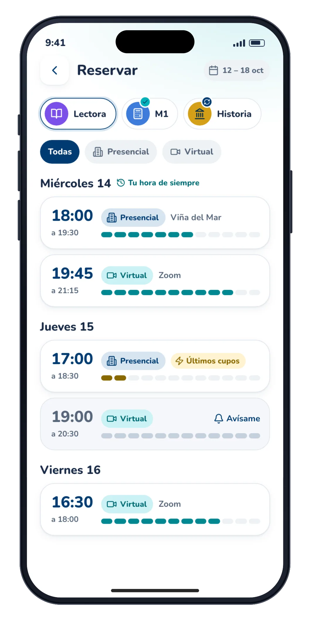 Reservar una clase en la app: eliges la asignatura (Lectora, M1, Historia), filtras presencial o virtual y ves cada horario con sus cupos; algunos dicen «Últimos cupos» y los llenos ofrecen «Avísame».