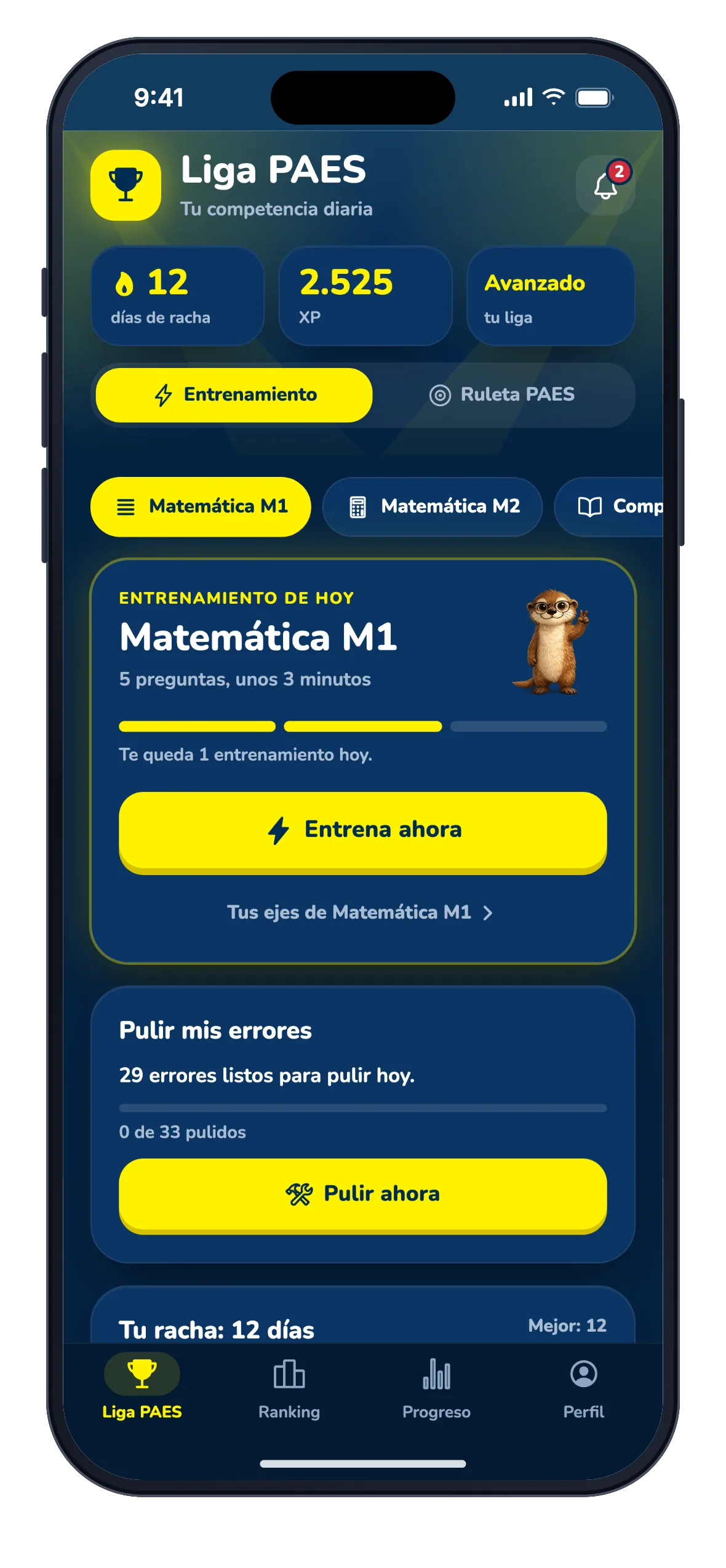 Pantalla «Liga PAES» en la app: racha de 12 días, XP y liga Avanzado arriba; el entrenamiento de hoy de Matemática M1 (5 preguntas, unos 3 minutos) con el botón «Entrena ahora», y la tarjeta «Pulir mis errores» con los errores listos para repasar.